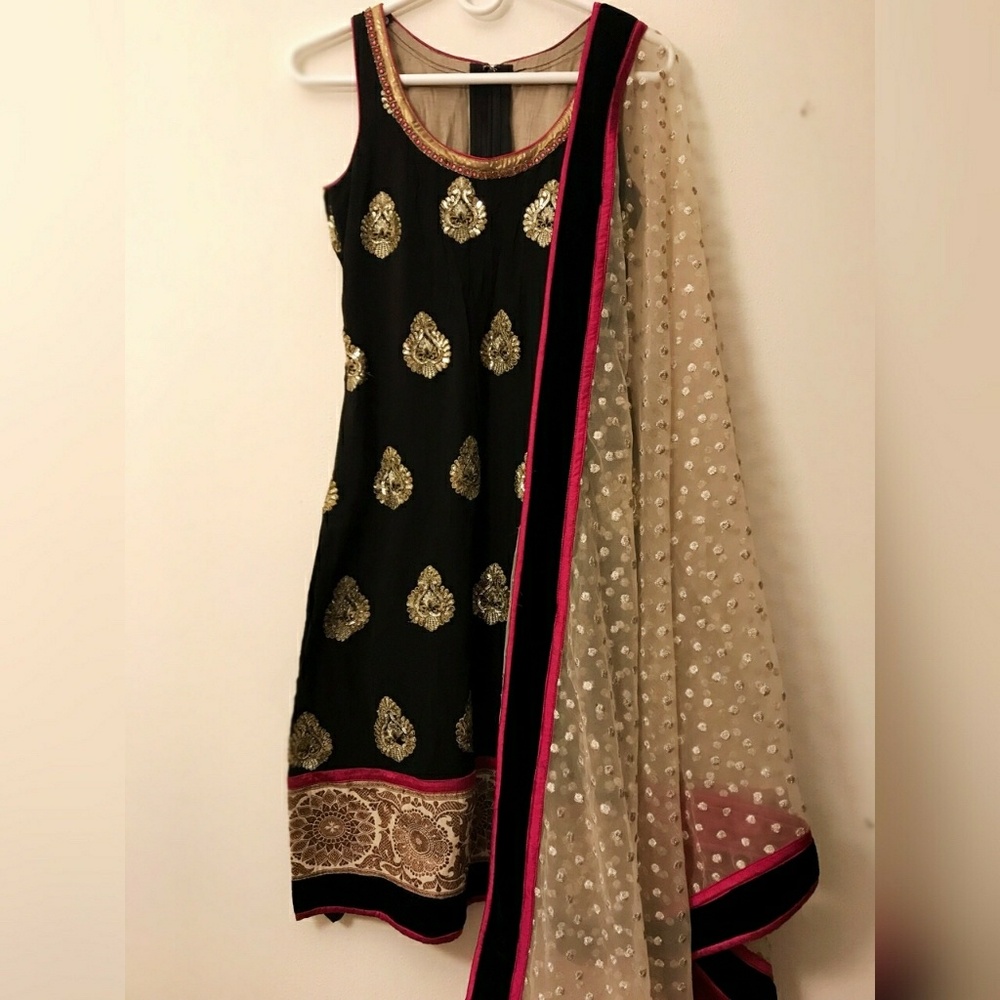 Elegant Black and Gold Midi Dress